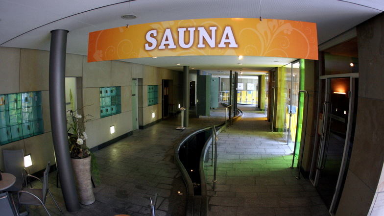 Der Eingang zum Saunabereich im Geibeltbad.