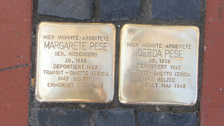Die Stolpersteine erinnern vor dem Haus Muskauer Straße 75 daran, dass dort bis 1936 Margarete und Gerda Pese lebten. 1942 wurden die beiden jüdischen Frauen deportiert.