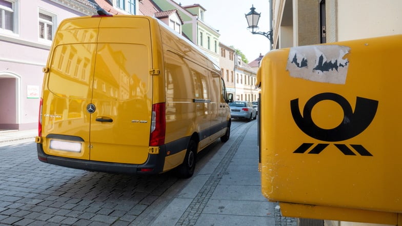 Ein gelbes Postauto steht vor dem DHL-Shop in der Berliner Straße in Großenhain. Ein täglich viel beachtetes Fahrzeug, wenn es seine Fracht verteilt - oder eben auch nicht.