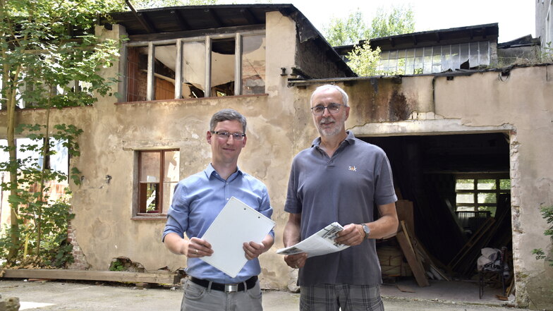 Blick auf eines der leerstehenden Gebäude der Alten Kelterei vom "Garten" einer Mietwohnung aus: Alexander Kraft (links) und Wolfgang Lunow haben eine Petition an den Stadtrat initiiert, damit dieser das Gelände kauft - erfolgreich.