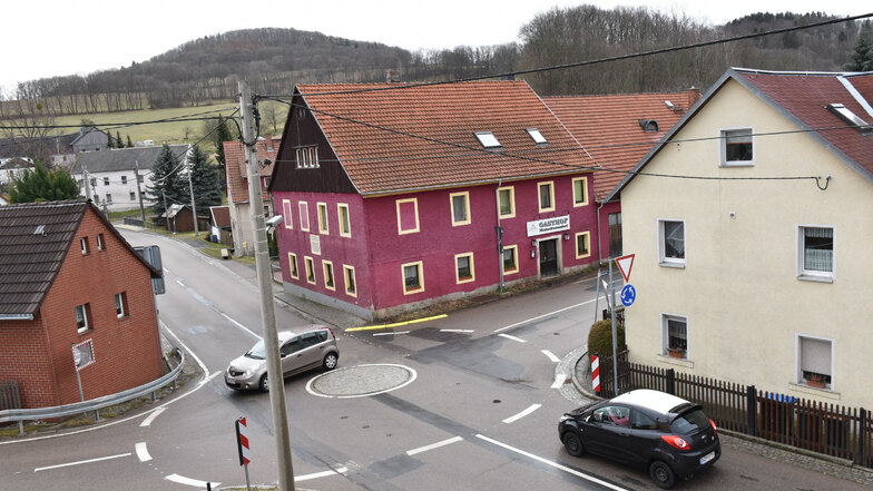 Die Kreuzung mit Mini-Kreisverkehr in Niederfrauendorf.
