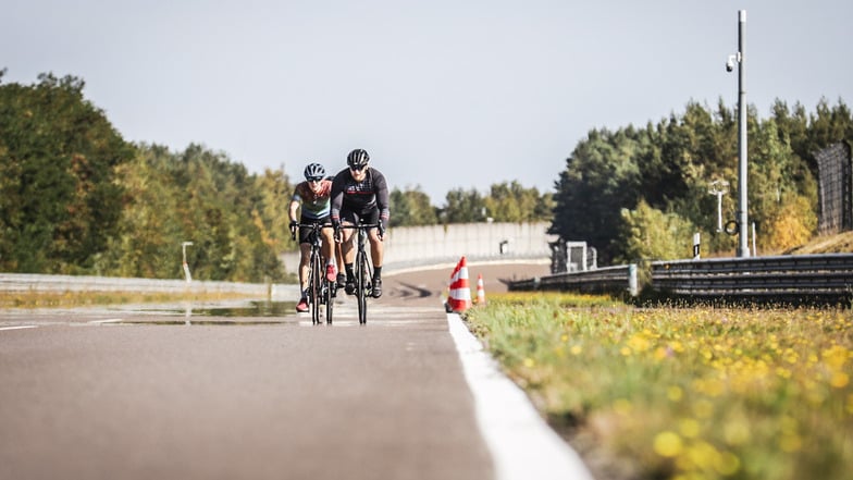 Trete allein oder im Team an und entscheide dich für eins von vielen Rennen.