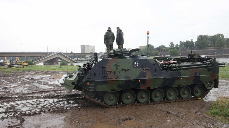 Am Nachmittag ist der erste von zwei Bergepanzern der Bundeswehr eingetroffen. Sie werden beim Abtransport der Trümmer helfen.