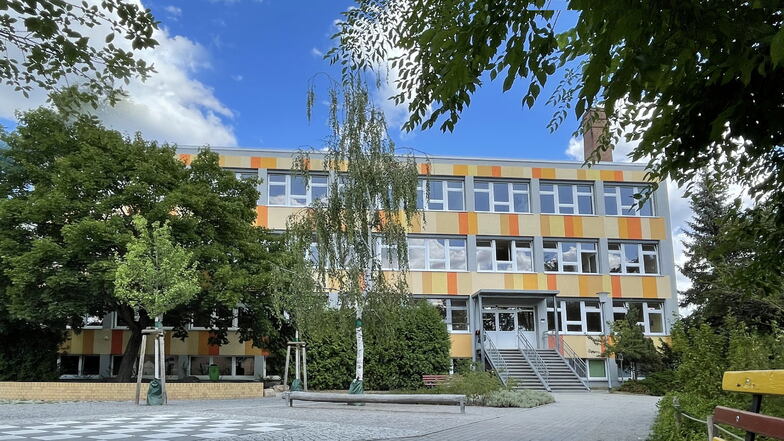 Die Grundschule Hermsdorf ist außen bereits saniert worden. Nun sollen auch die Räumlichkeiten modern werden.