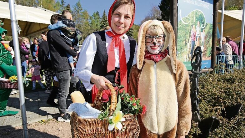 Gina Gottwald vom Mittelsächsischen Kultursommer (Miskus) spielt zur Saisoneröffnung an Der Talsperre Kriebstein immer das Rotkäppchen – auch an ihrem Geburtstag.