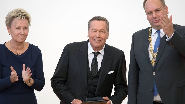 Helma Orosz, Roland Kaiser und Dirk Hilbert (r.) bei der Verleihung der Ehrenmedaille.