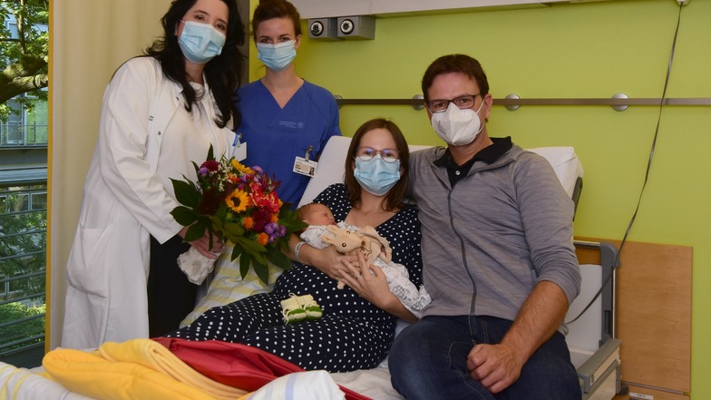 Prof. Pauline Wimberger und Hebamme Delia Förster begrüßen Anton, das 2.000. Baby des Jahres am Uniklinikum, und beglückwünschen seine Eltern.