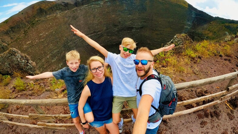 Benjamin, Melanie, Florian und Thomas Ludwig (v.l.) stehen im Sommer 2021 am Krater des Vesuv nahe der italienischen Großstadt Neapel.