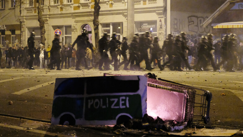 Linke und die Polizei lieferten sich zu Silvester eine Straßenschlacht am Connewitzer Kreuz in Leipzig.