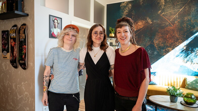 Das Team von "Aura Bodyart" (von links): Tätowiererin Aneta Ostrouch, Empfangsdame und Fotografin Dagmara Sliwinska und Piercerin Christiane Pahl