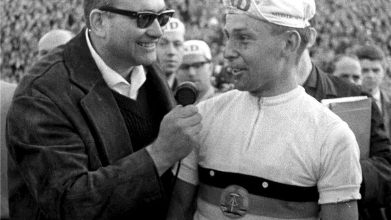 Reporter Heinz-Florian Oertel befragt den 1968er Sieger Axel Peschel.
