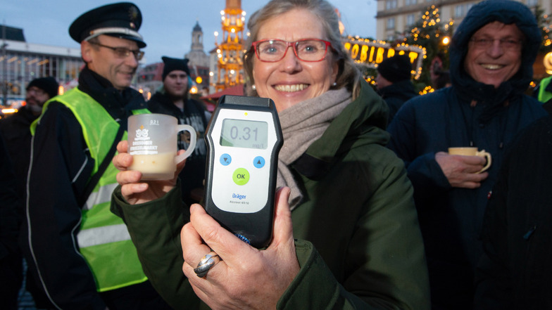 0,31 Milligramm pro Liter – das ist der Alkoholwert von Sabine Sturm aus Bielefeld. Die Striezelmarkt-Besucherin hat sich am Freitagnachmittag gerne an der Aktion „Hoch die Tassen!“ beteiligt.
