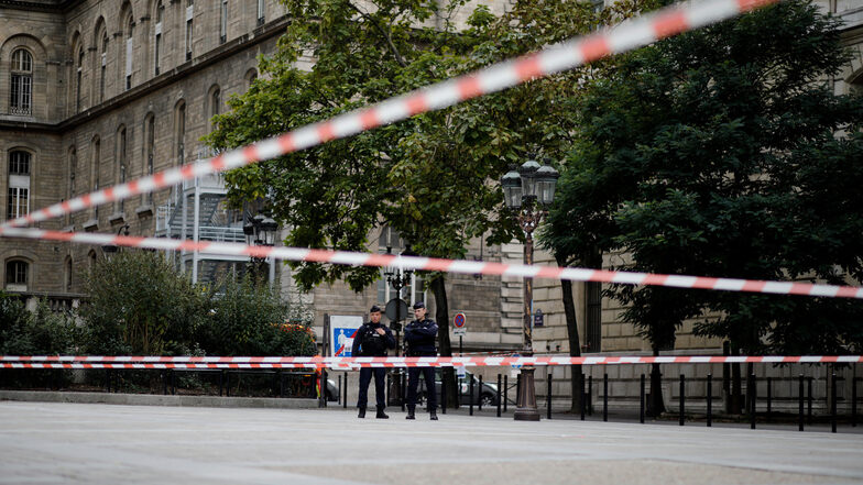 Polizeibeamte stehen nach einer Messerattacke vor der Pariser Polizeipräfektur Wache.