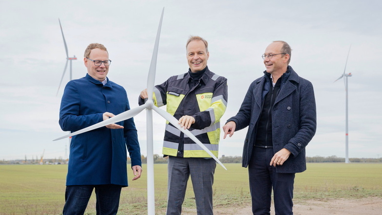 Freuen sich gemeinsam über die drei neuen Windräder: (v.l.n.r.) Zeithains Bürgermeister Mirko Pollmer (parteilos), Sachsen-Energie-Chef Frank Brinkmann und Umweltminister Wolfram Günther (Grüne).