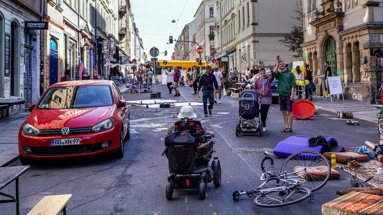 Stadt Autoverkehr gibt es auf der Straße an diesem Tag ein Fest.