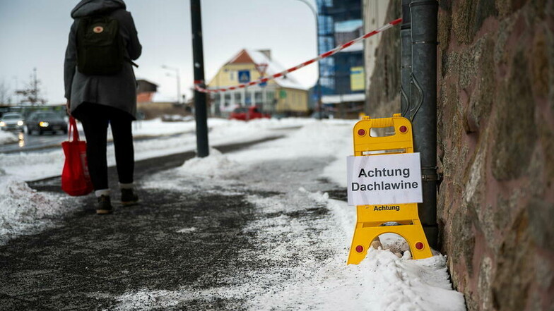 Am Landratsamt an der Görlitzer Bahnhofstraße wird gewarnt: Das Tauwetter bringt Dachlawinen mit sich.