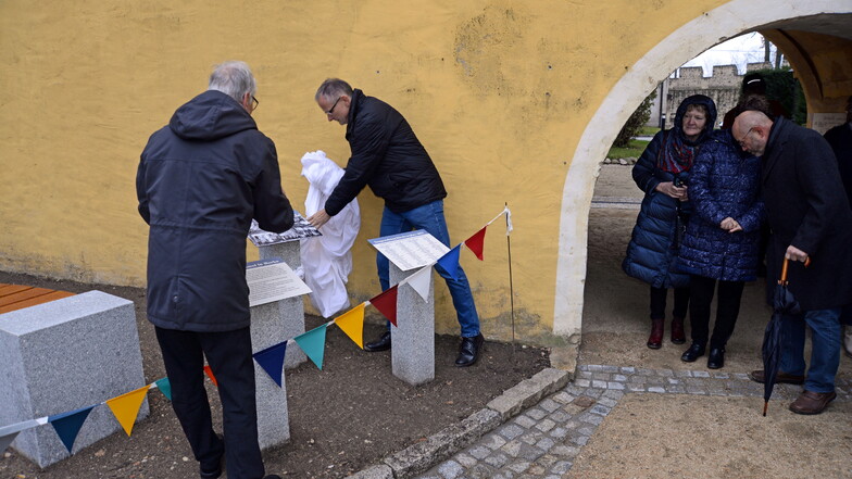 Bürgermeister Christian Nitschke (links), Jens Mett, Vorsitzender des Fördervereins Historische Wehranlage in Horka, geben die drei Tafeln über das Kriegerdenkmal in Horka frei.