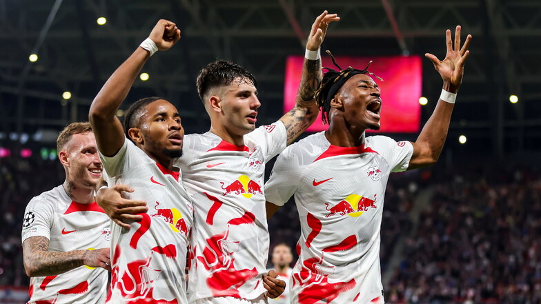 RB Leipzig hat seinen ersten Sieg in der laufenden Champions-League-Saison gefeiert. Der Fußball-Bundesligist gewann am Mittwoch sein Heimspiel gegen Celtic Glasgow mit 3:1. Christopher Nkunku und Andre Silva mit einem Doppelpack erzielten die Treffer.