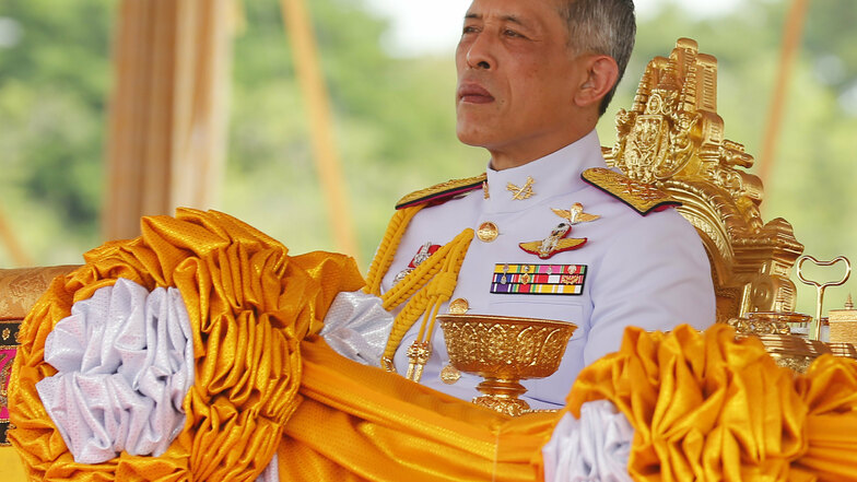 Thailands König Maha Vajiralongkorn hält sich die meiste Zeit in Bayern auf. Das könnte ihm jetzt Probleme bereiten.