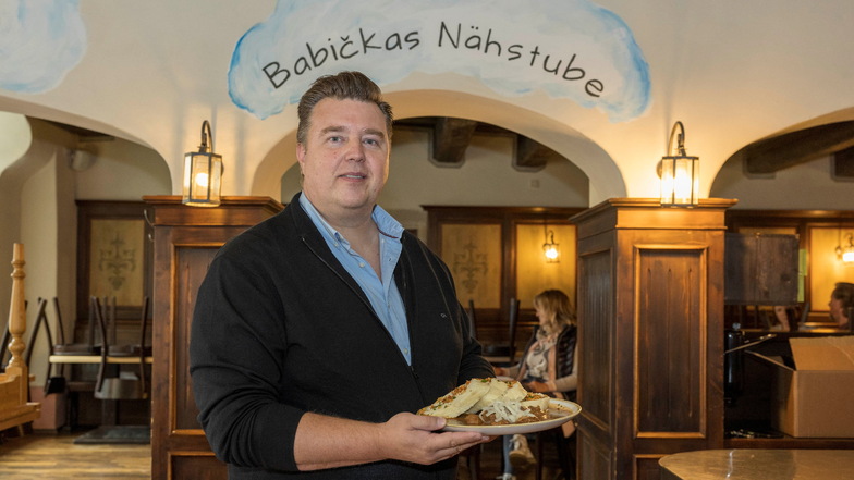 Josef Miček freut sich über den guten Zulauf, den sein neu eröffnetes Restaurant Babička in Pirna hat.