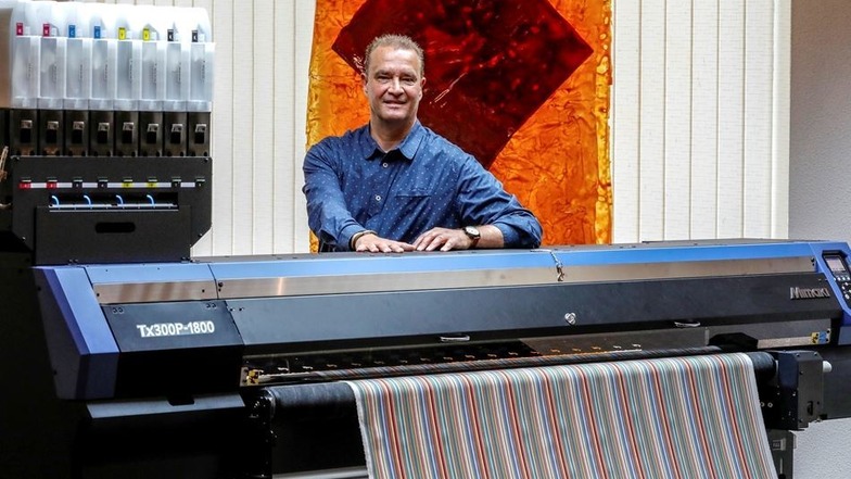 Geschäftsführer Matthias Maier zeigt den Digitaldrucker, den die Textilveredler aus der Weinau kürzlich gekauft und im viele Jahre leer stehenden Verwaltungsgebäude aufgebaut haben.