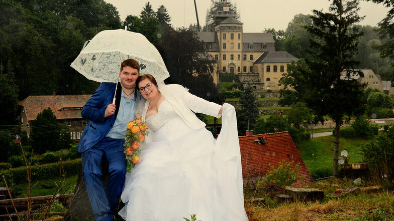 Evelyn und Marcel Kneißner haben ihr Hochzeitsfoto vor dem Schloss Hainewalde gemacht.