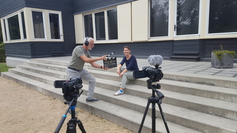 Kameramann Roberto Santana bereitet die nächste Einstellung für das Interview mit Claudia Wieltsch am Konrad-Wachsmann-Haus in Niesky vor.