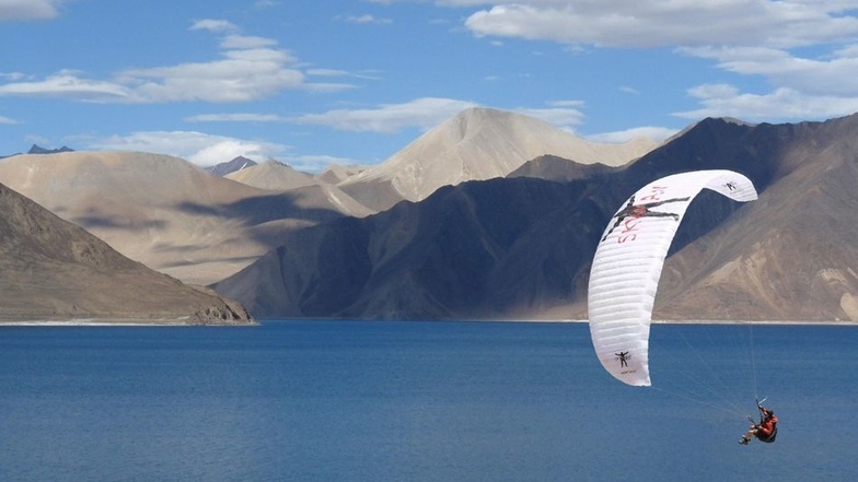 Hier fliegt Jochen Vetter über den Pangong Tso, ein Salzsee im Hochland von Tibet.