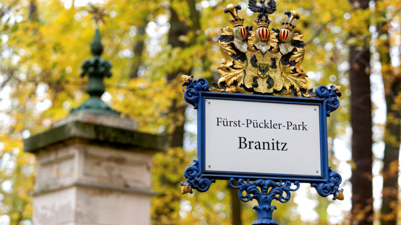 Der Branitzer Park in Cottbus lädt zu jeder Jahreszeit zu einem Besuch ein. Hier ist das Eingangsschild zum Park zu sehen.