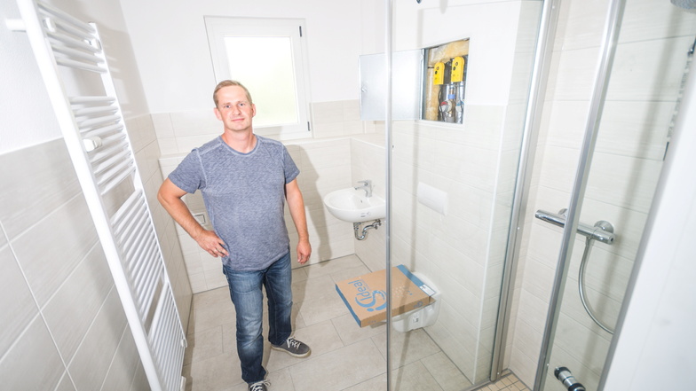 Der Technik-Vorstand der Wohnungsgenossenschaft Gröditz, Falk Ebert, in einem sanierten Bad im Wohnblock in der Lessingstraße 2-6. Nicht alle Wohnungen lassen sich so aufwendig modernisieren. Denn es gibt nach Ansicht der WGG zu viele.