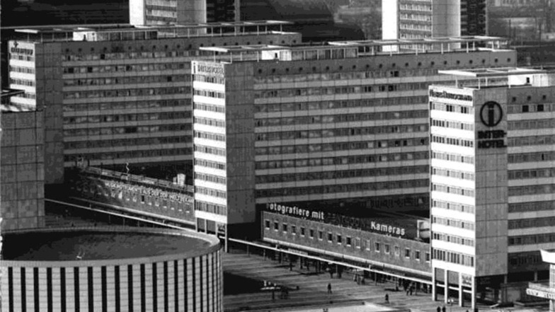 1975 prangte das Interhotel-Logo am Haus Lilienstein, das hier rechts zu sehen ist.