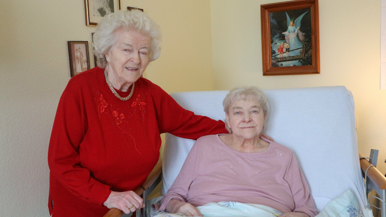 Gertrud Loch (l.) besucht ihre Zwillingsschwester Sonnhild Kühne oft in ihrem Zimmer. Beide leben im ASB-Pflegeheim in Königsbrück und werden auch ihren 86. Geburtstag am Sonntag gemeinsam verbringen.