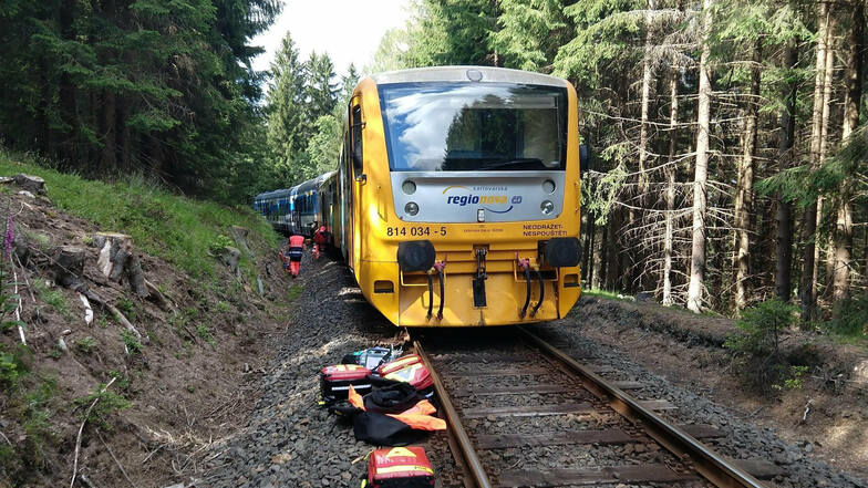 Rettungskräfte inspizieren am Unglücksort die Züge, die miteinander kollidiert sind.