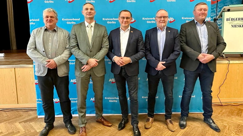 Die Landtagskandidaten der AfD Hajo Exner für Zittau, Sebastian Wippel für Görlitz mit Parteichef Tino Chrupalla (Mitte), Roberto Kuhnert für Niesky sowie Roman Golombek für Löbau (rechts).