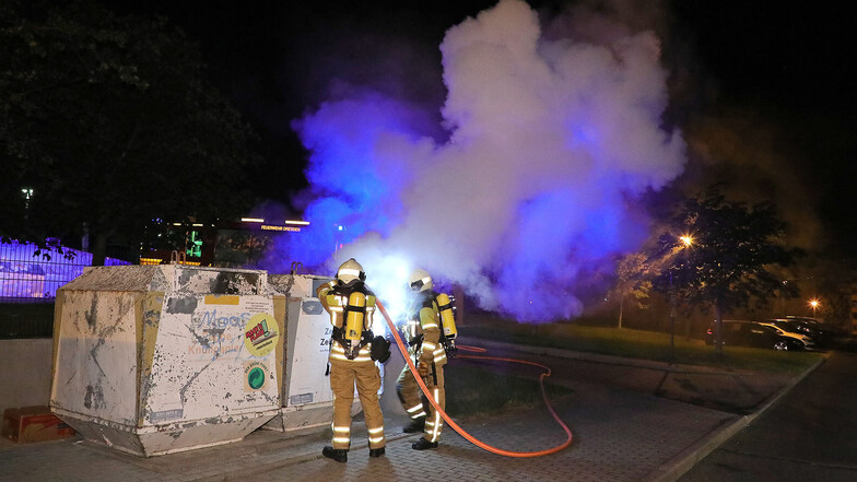 Die Dresdner Feuerwehr ist in der Nacht zum Dienstag zu mehreren Bränden in Gorbitz gerufen worden.