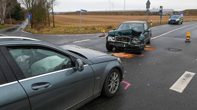 Zwei Verletzte bei Unfall mit Oldtimer-Mercedes in Leipzig