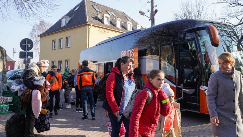 1.255 Geflüchtete aus der Ukraine hat die Busbrücke in Kooperation mit verschiedenen Busunternehmen in die Oberlausitz gebracht.