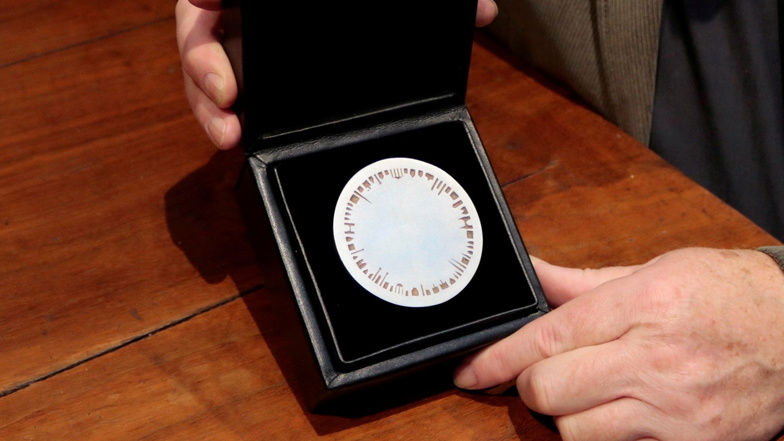 Die Silberne Halbkugel des Deutschen Preises für Denkmalschutz. Die Evangelische Kulturstiftung Stiftung erhielt sie am 22. Oktober 2021 in Berlin.
