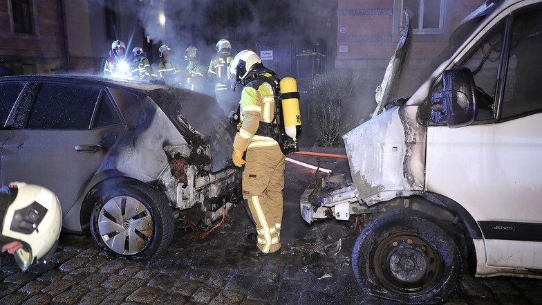 Das Heck des Elektroautos und die Front des Transporters brannten aus.