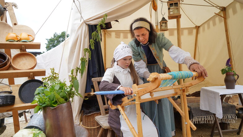 Gerlind Alius und ihre Enkeltochter Sara vom Budissiner Marktgesinde zeigten an einem Handwebbrett die Herstellung eines Tischbandes. Das Bautzener Altstadtfestival war in diesem Jahr ein voller Erfolg, erklärt der Tourismusverein.