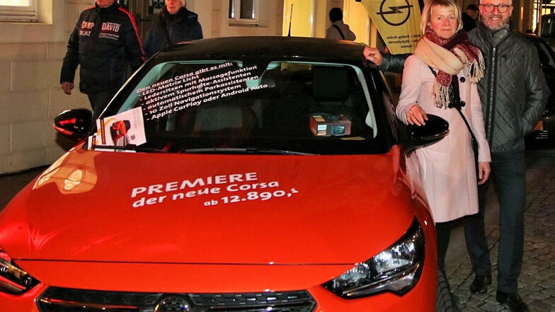 Der neue Opel Corsa wurde von Heiko Winter  und seiner Frau Kerstin auf dem Kamenzer Markt präsentiert.