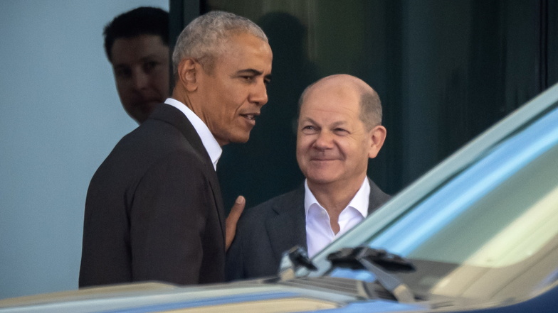 Der ehemalige US-Präsident Barack Obama wird von Bundeskanzler, Olaf Scholz (SPD, r) am Bundeskanzleramt verabschiedet.