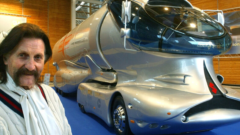 Luigi Colani präsentiert auf der "IAA Nutzfahrzeuge" 2002 seine Vorstellung eines besonders aerodynamischen  Lastwagens.