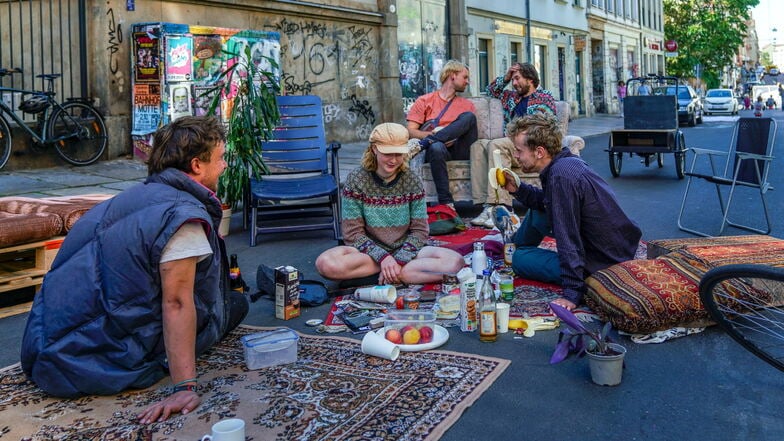 Sitzkissen auf der Straße, im Hintergrund elektronische Musik: Einen Tag lang zeigen die Bewohner der Neustadt, was eine autofreie Louisenstraße bieten könnte.