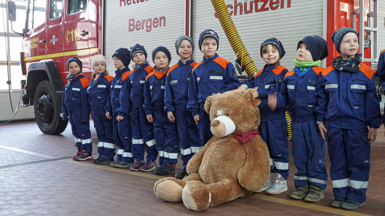 Der Löschbär ist beim Dienst der Wilthener Löschzwerge im Feuerwehrgerätehaus stets dabei. Er darf auch Patient beim Erste-Hilfe-Kurs spielen.