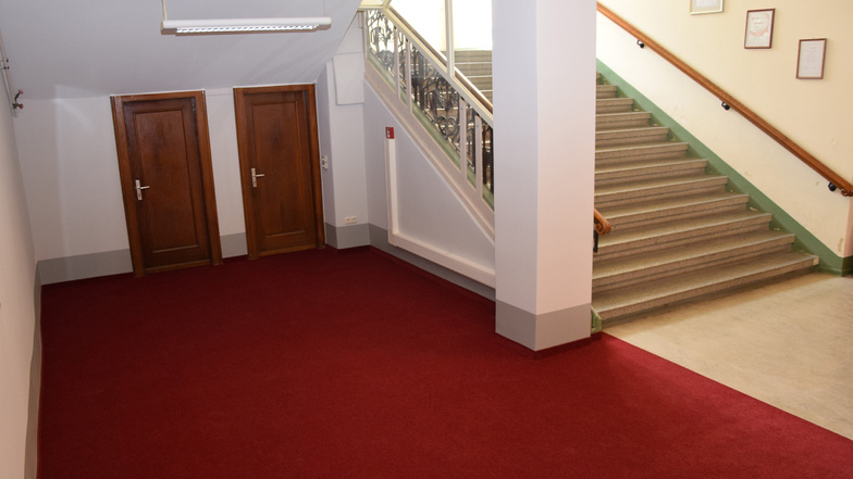So festlich sieht das Foyer vor dem Standesamt im Görlitzer Rathaus mit dem neuen roten Teppich aus.