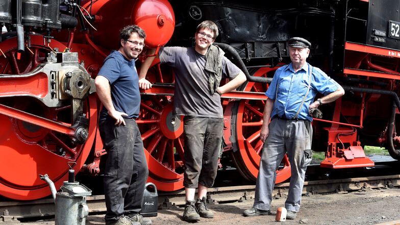 Tobias Fritzsche, Maximilian Schöne und Dieter Grosche (v.l.) von den Ostsächsischen Eisenbahnfreunden machen die Dampflokomotive fahrfertig für eine ungeplante Reise.