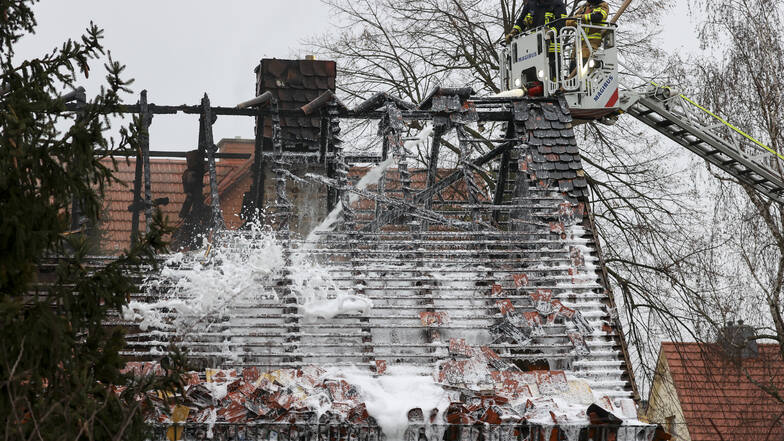 Dachstuhl von Einfamilienhaus in Markkleeberg brennt ab