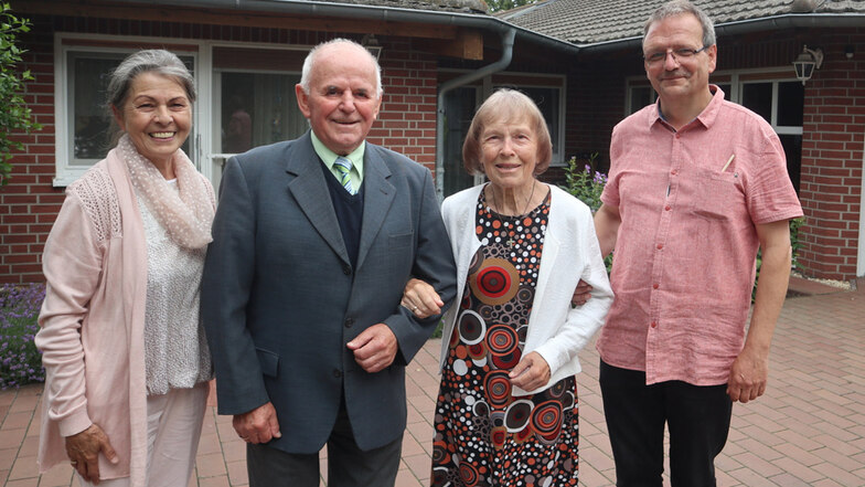 Die Gründer Gisela (li.) und Uwe Blank (re.) feierten am 1. Juli 2021 mit Senioren und Mitarbeitern das 20-jährige Bestehen des Hauses. Zu den Bewohnern gehören Georg Graf und seine Frau Elisabeth (Mitte), die seit Anfang 2021 dort leben.