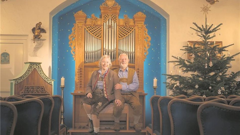 Verloren und wiedergefunden: Heidrun Halx und Siegfried Creuz sitzen in der geliebten Landhausmode in ihrer kleinen Kapelle in Nentmannsdorf.